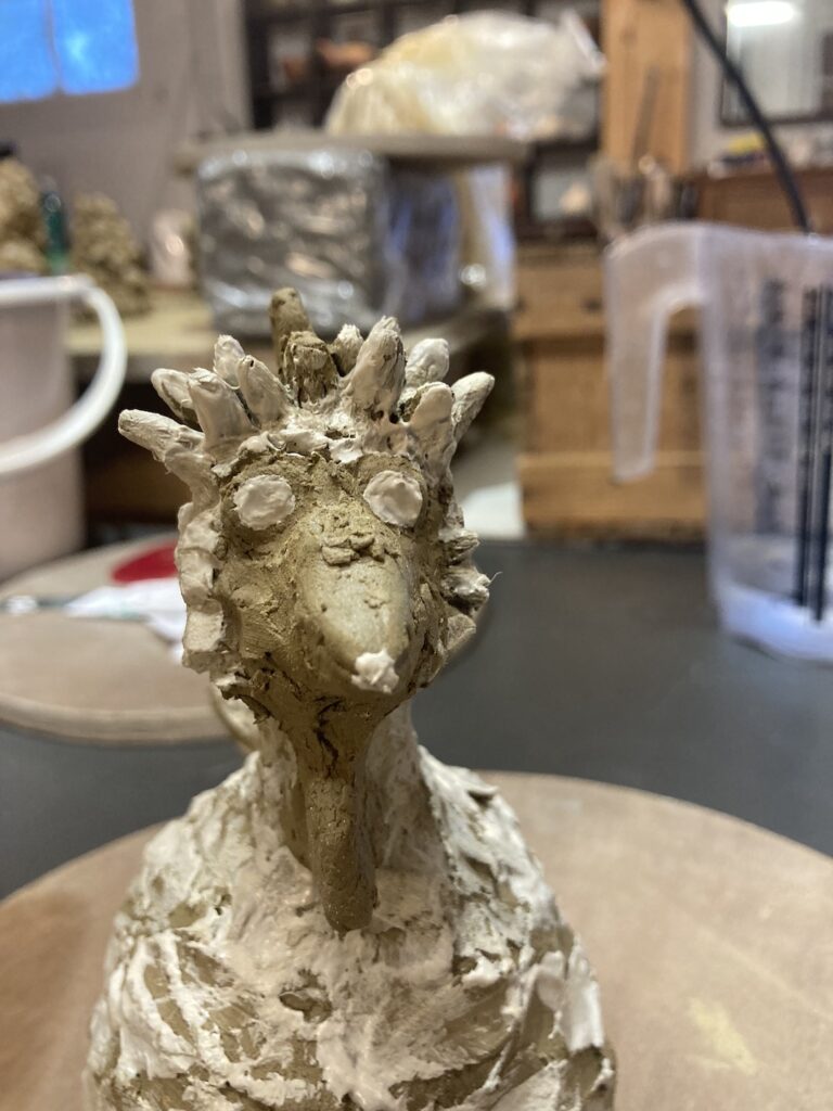 Une poule en cours de réalisation